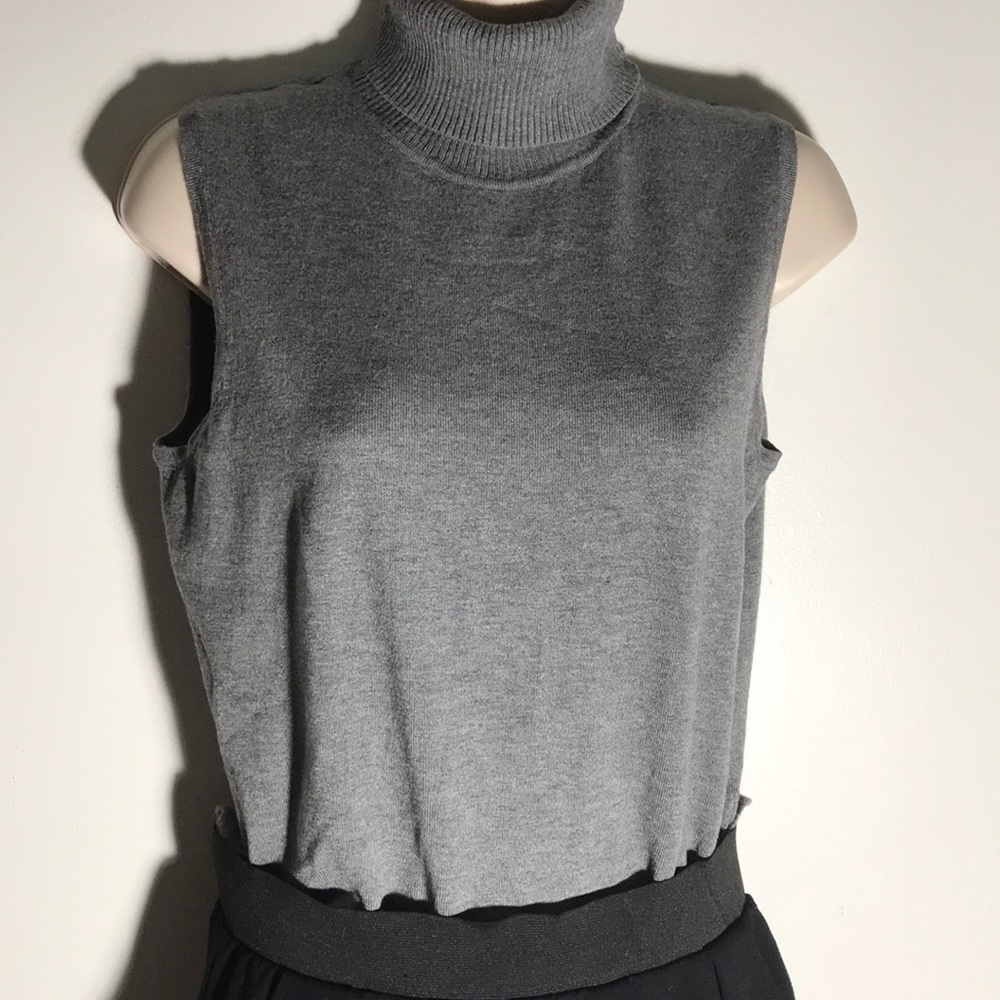 Sleeveless Gray Turtleneck Seater